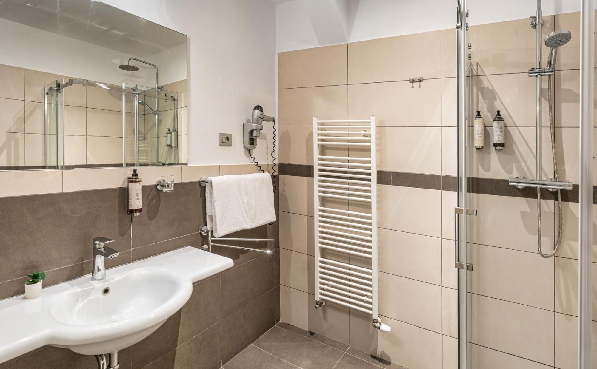 Hotel Maestro By Adrez Prague Ngoại thất bức ảnh